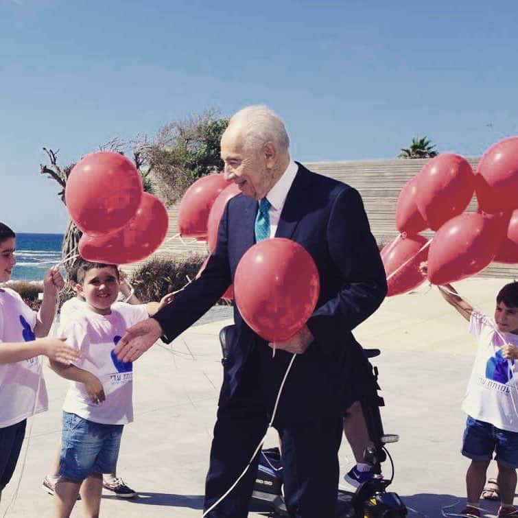 シモン・ペレスさんのインスタグラム写真 - (シモン・ペレスInstagram)「Happy 94th birthday to President Peres! Although you are no longer here, your vision & mission will always be with us. #NoRoomforSmallDreams #shimonperes #happybirthday」8月17日 4時01分 - shimonperes