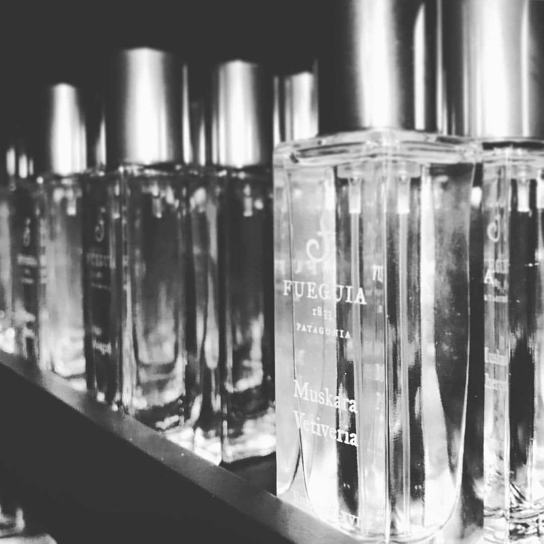 Fueguia Japanのインスタグラム：「Muskara Vetiveria , Perfume in 30ml. ムスカラのシングルノートは100ミリのみの展開のため、こちらはファーストエディションから、先行発売記念で登場する限定品となります。コレクターにはマストなアイテムです。#fueguia #fueguia1833 #colective @julianbedel @fueguia1833 #コレクター #限定品」