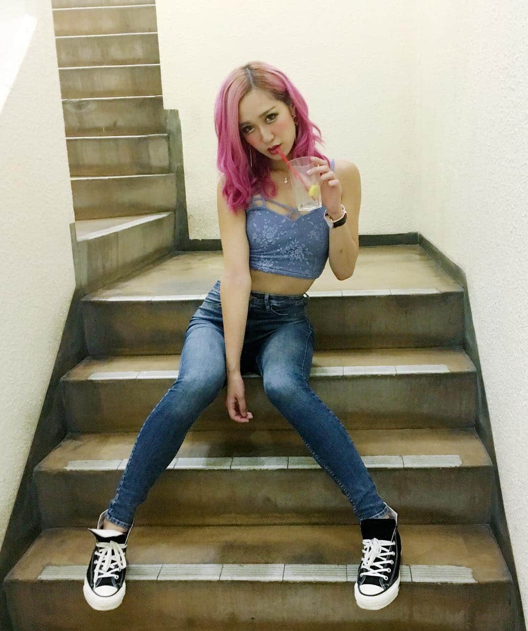 のインスタグラム：「今日も渋谷TKでダンサーお疲れ様でしたーぃ😊😊 今日の私服コーデはこんな感じー✨✨ カジュアル最高ー🙋w  今夜も #渋谷TK 、 金曜日は代アニでHugMeeのライブ、 土曜日は #大阪Joule 出演👯💗 よろしくお願いします😍  バタバタの日々だけど、合間にやりたいことやって、会いたい人に会えてるから最高❤️❤️❤️ みなさん今日も素敵な1日を過ごしてくださいなーー(´∀｀*)✨✨ いつもありがとうございます😆  #ootd #instafashion #coordinate #スニーカー女子 #converse #dancer #HugMee #hugmeeyumika #yuminemstyle」