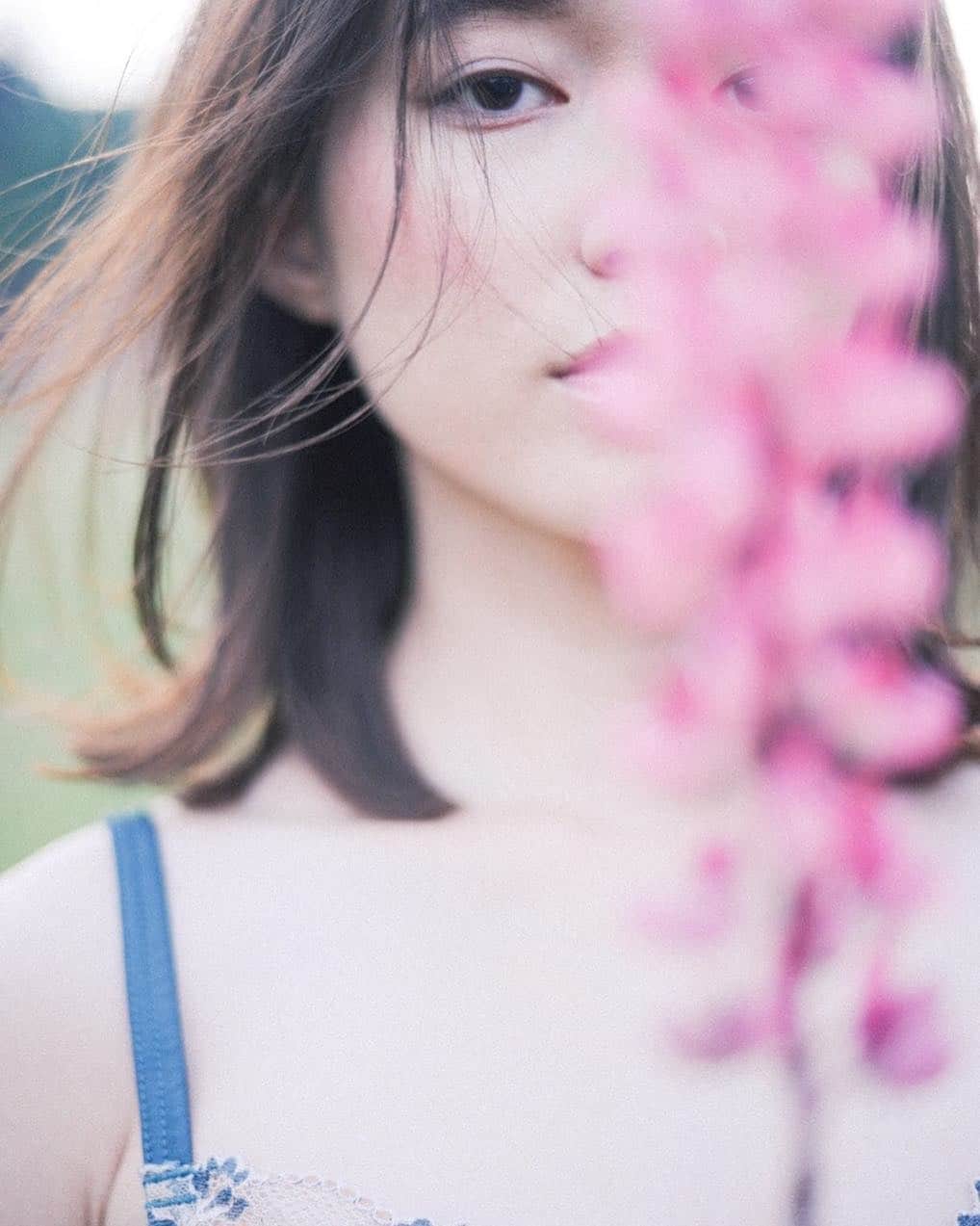 花盛友里のインスタグラム：「Shooting for @ravi.me . . Special thanks to @ravijour_official @souman_natsuko @st.koizumi_akane @misatoy @yukokagami @ki45m . . #脱いでみた #花盛友里 #japanese #portrait #photographer #girl #japan」