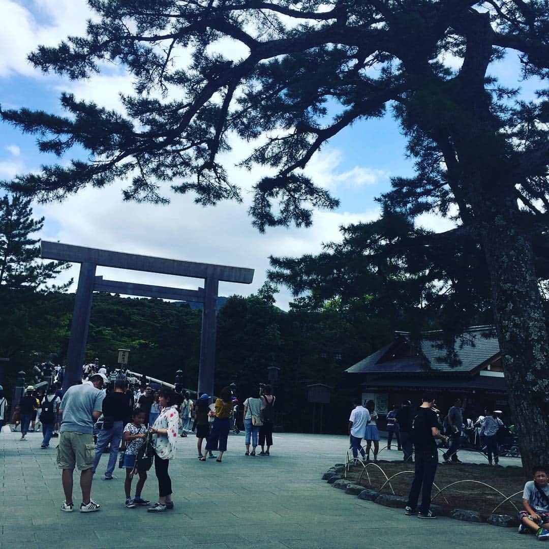 たにはらなつきのインスタグラム：「初伊勢神宮参り〜！今回は内宮のみ。蒸し暑い日だけど、中に入ると空気がひんやり澄んでて大分涼しい(*^ω^*)春にまた来たいな」