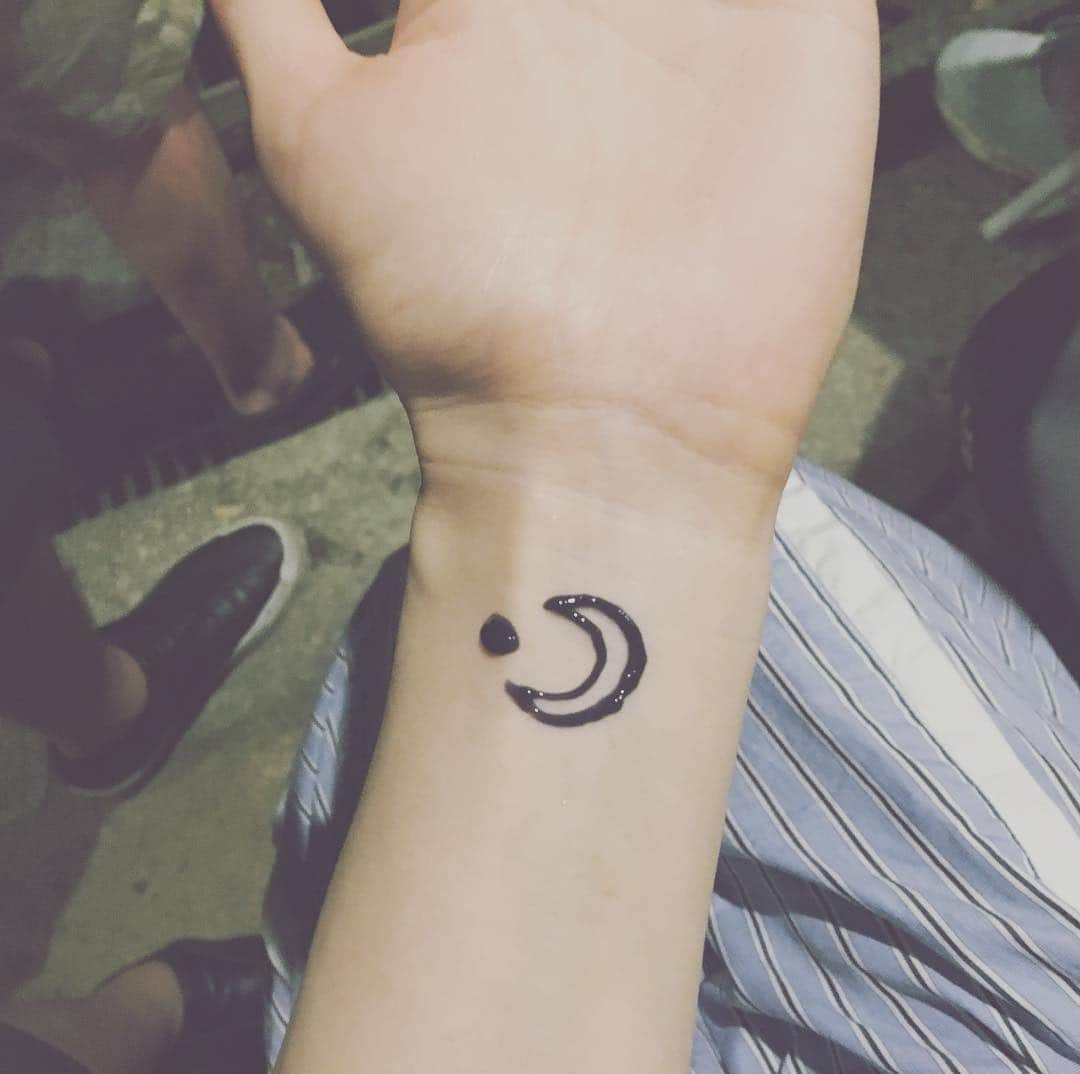 山本真由美さんのインスタグラム写真 - (山本真由美Instagram)「. ヘナ。 sun & moon 描いてみた。 🌛⚡︎🌞 . 🇹🇷とるこみたい。ってお隣にいた トルコ人。トルコ行ってみたいなぁ。 #madeit #sunmoon #art #henna  #山の日 #mountain #japan #tatoo #shiga #安曇川 #YAMAJAM #お盆  #和太鼓 #篠笛 #琴 #forest #nature #music #feel #sounds #august  #azuma #culture #awesome #turky  #amazing #botanical #flower #design」8月17日 18時47分 - mayumi_yamamoto.official