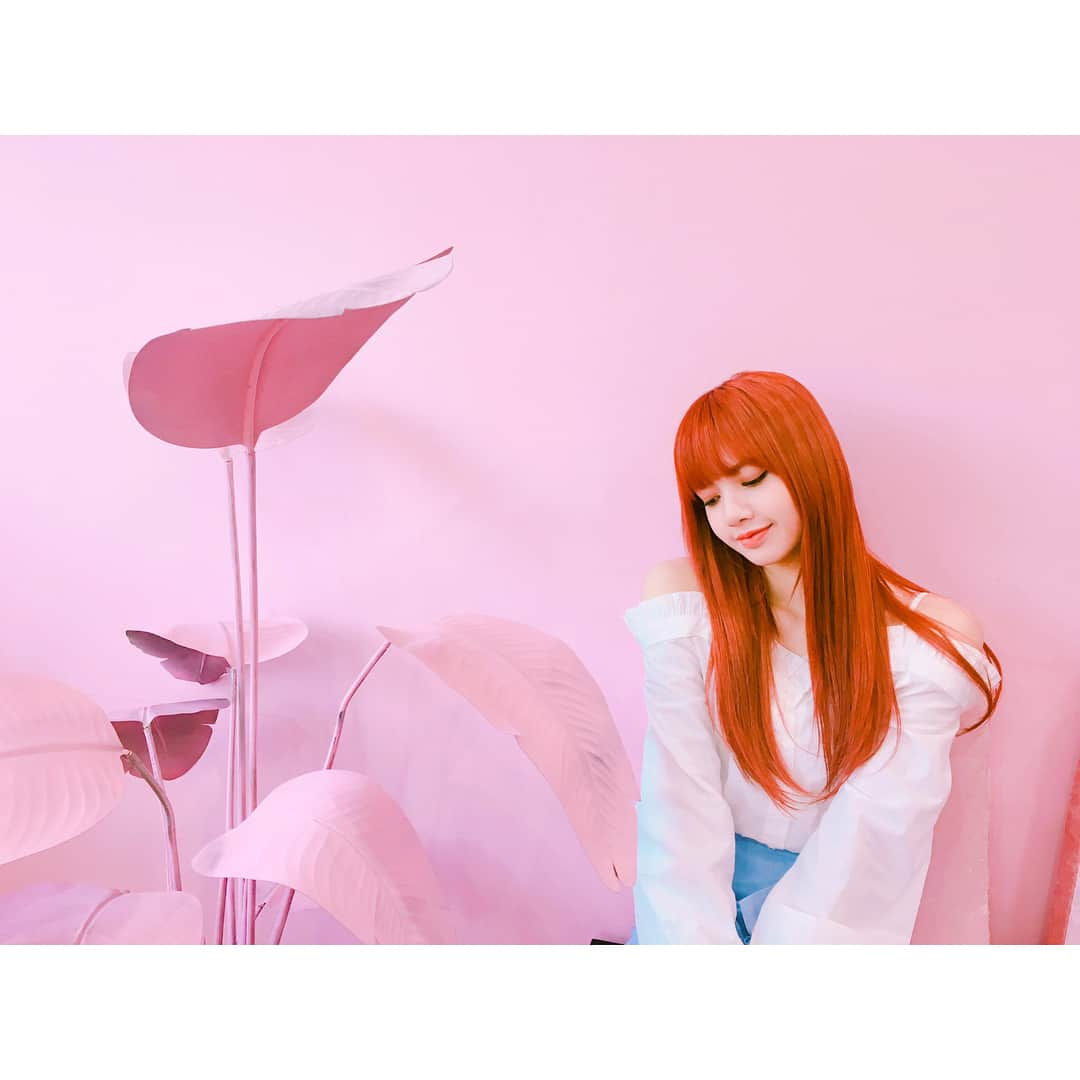 BLACKPINKさんのインスタグラム写真 - (BLACKPINKInstagram)「#BLACKPINK#LISA#블랙핑크#리사#날라리사#롱다리사 🖤💕🖤」8月17日 18時50分 - blackpinkofficial