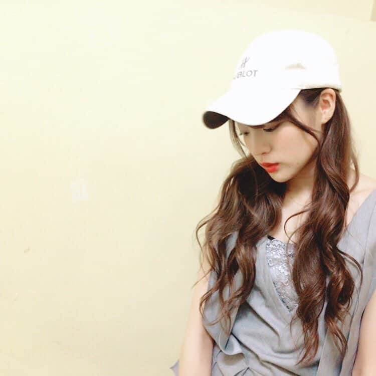 志田友美（ゆうみん）のインスタグラム：「. 髪伸びたなぁ〜💇💖 . . #yesterdaypic #cap #rompers #code #gray #hairstyle #haircolor #longhair #cheriemona #hublot #instashot #instalikes #instagood #instacode」