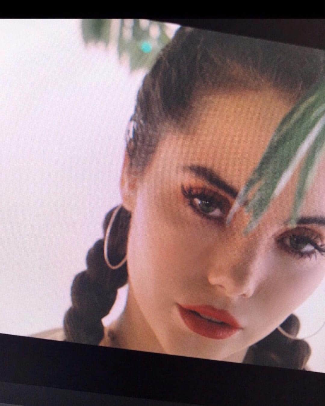 マッケイラ・マロニーのインスタグラム：「little sneak peak of my friend @southernwade new music video & little update for u guys✨so i just recently got into a pretty intense car accident w a couple friends in la, and it seriously got me thinking how quick ur life can be taken from u. so many of us waste time doing things out of habit, instead of pure passion.. obviously u have to work hard to get to where u wana be, but i hope one day everyone can just get to a point where they only do what they love. with that being said, social media gets pretty heavy on me sometimes, and that's why i disappear a lot. it's purely for my own sanity, and happiness. i also have been busy (doing what i DO love) writing/making music, and i thought i'd rather give u guys dope music, than have a lit instagram.  anyway, wades the one who convinced me to come back on, so u can thank him for that lol. he produced this song himself, and i've been sitting here watching him for 6hours produce a new one. he's taught me so much about sound/production and i have barely even touched the surface🙄i have a long way to go but that's what's cool!!! with gymnastics i really hit my peak, so it's inspiring (and fkn humbling) to be a complete amateur at something all over again. (sometimes it's depressing, but mostly exciting lol) like for example, i'm secretly jealous this isn't my song/video but what gymnastics did teach me, is that great things take time. so i'm tryna be patient, and not just drop a song cuz i can. i want things to be perfect. SO, if ur still reading this, i want to thank u for following me on this journey. i've deffinitely changed a lot along the way, but hey, i was 15 when i made an instagram. i'm 21 now, done w gymnastics & tryna be a kid for once in my life. i can't promise perfection, but i can promise that i'll always promote following ur dreams, loving yourself, and not letting anyone tell u how to live ur life. -ok my rant is over, take away here is DONT TAKE ANOTHER SECOND FOR GRANTED, DO EVERYTHING U CAN TO CREATE THE LIFE (YOU) WANT. (NOT WHAT SOMEONE WANTS 4 U) AND DONT BE SCARED TO WORK FKN HARD IT.  love you all take care of yourself」