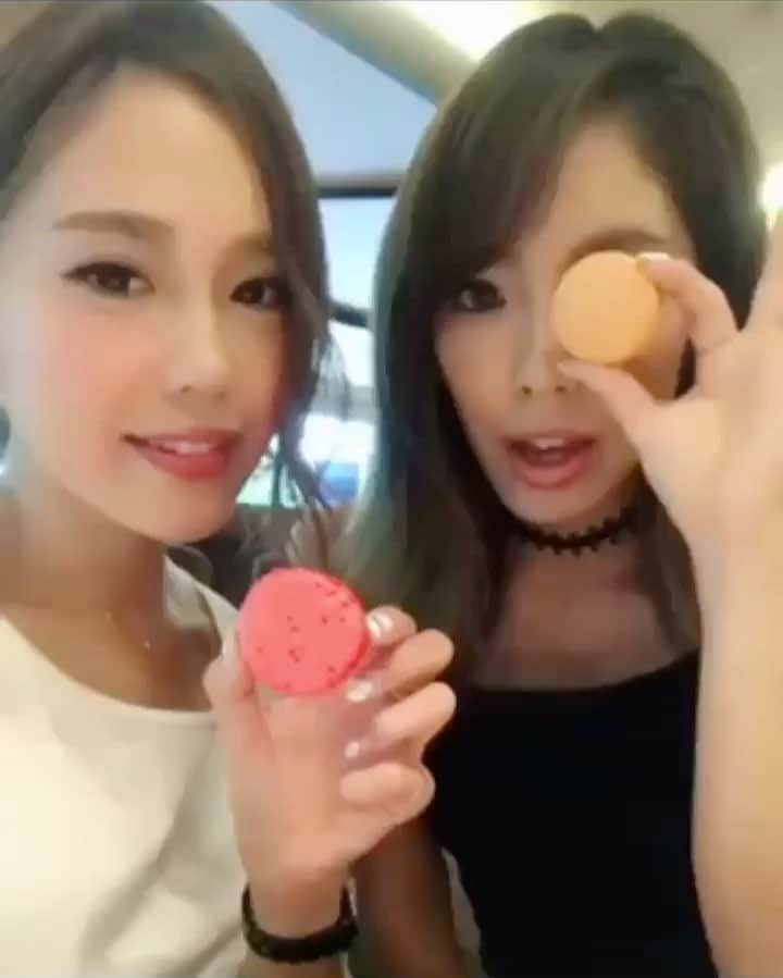 Linaのインスタグラム：「マカロン❤️デザートもご飯も全部美味しかったん💖🥗🍖🍰🍦 #cyberjapandancers #cyberjapan #anaインターコンチネンタル東京 #lunch #cascadecafe #カスケイドカフェ #じゅリナコンビ」