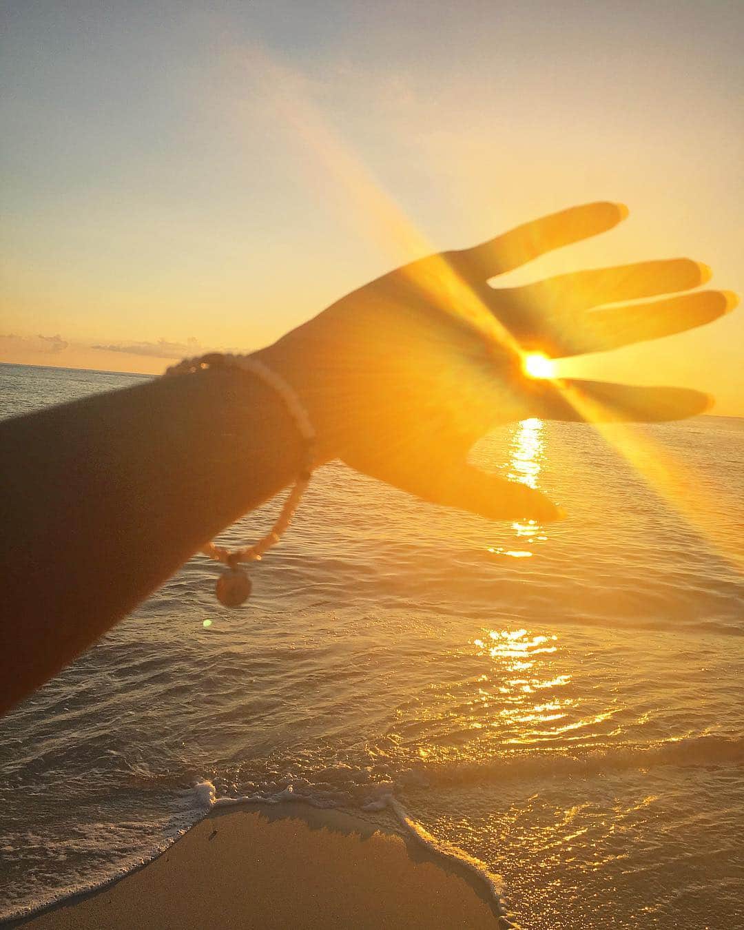 南美沙さんのインスタグラム写真 - (南美沙Instagram)「SUN SET 🌅. . . . 間に合った❤︎. . . . 水平線くっきり。. 海の中にお日様が吸い込まれる所まで見えるなんて、、. この先、何回見れるんだろう。。😌✨. . .  #太陽 #海 #夕日が綺麗 #sunset  #パラダイスビーチは奥の狭いビーチが好き #夕日 #sunsets #与論島 #旅行 #海外旅行 #trip #tripstagram  #bali #バリ旅行 #与論島の海  #海 #旅行記 #travel #travelstagram  #トラベル #トリップ #genic_mag #genic_travel #沖縄 #与論島観光 #絶景 #日本の絶景 #与論島おすすめ  #与論  #与論の夕日 #与論島の夕日」8月17日 21時07分 - miee.misa