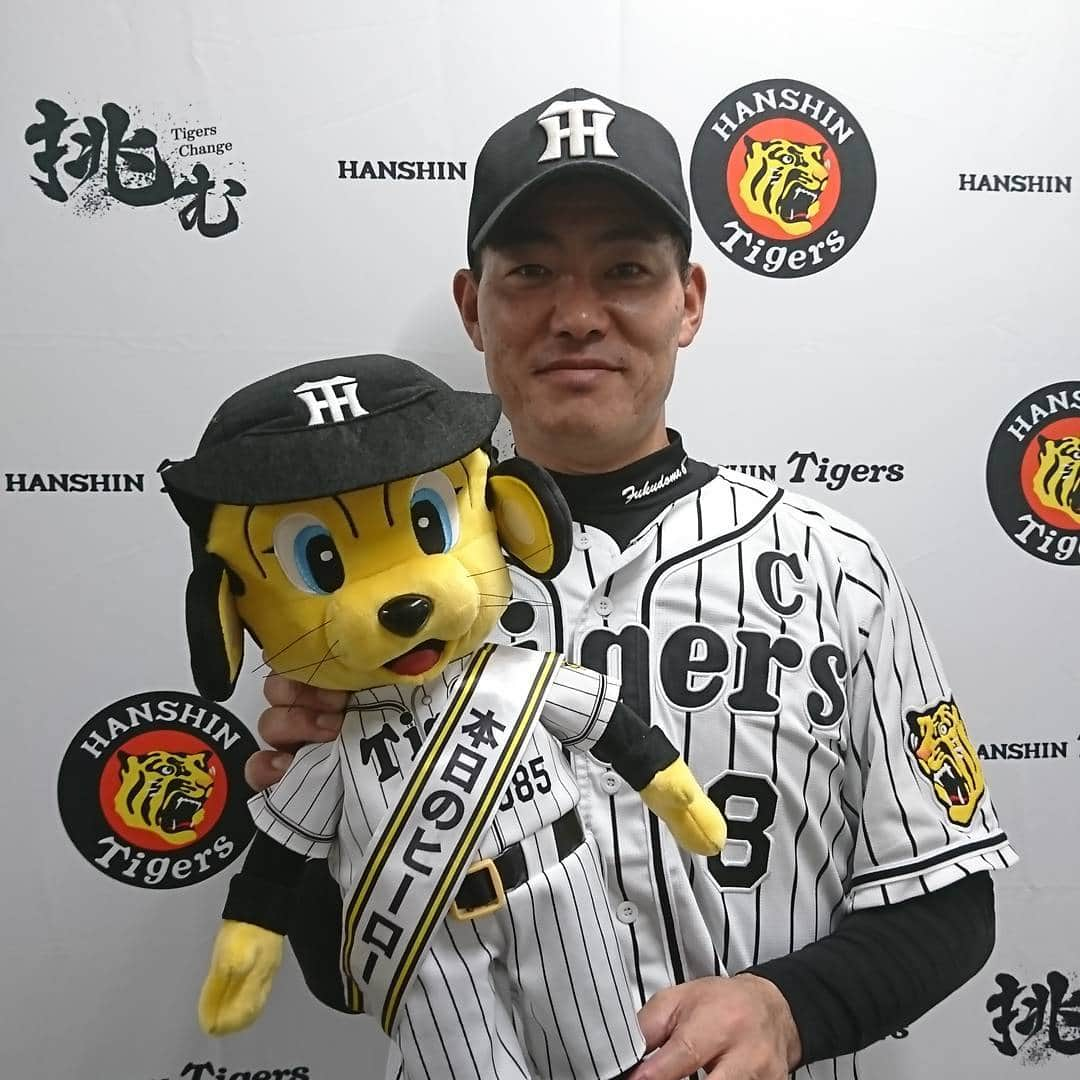 阪神タイガースさんのインスタグラム写真 - (阪神タイガースInstagram)「今日のヒーロー、サヨナラ犠牲フライを放った福留選手❗ #阪神タイガース #福留孝介 選手 #サヨナラ犠牲フライ ❗ #サヨナラ勝ち  #俊介選手 の #hbd #ヒット❗ #北條選手 の #粘りの #ヒット ❗ #全員が頑張って勝ちました #キャプテン最高です✨」8月17日 21時50分 - hanshintigers_official