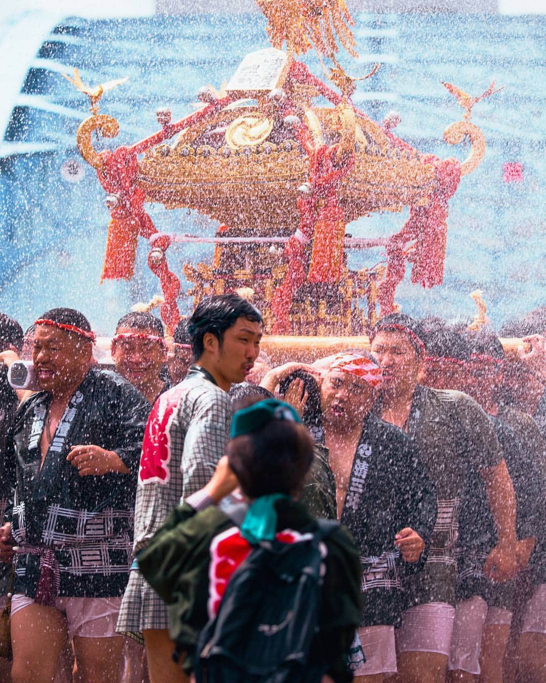 Ari Keitaのインスタグラム：「She Got It💃📸 . . . . . #japan #tokyo #matsuri #eitaibashi #japanesefestival #festival #深川八幡祭り #富岡八幡宮例大祭 #富岡八幡宮例祭 #江戸三大祭 #水掛け祭 #summer #explorejapan #exploretokyo #tokyostreet #tokyobridge #realtokyo #truetokyo #photoftheday #picoftheday #instagram #instagramjapan #tokyocameraclub #東京カメラ部 #東京 #東京23区 #hypebeast #streetphotography #documentaryphotography #thecoolmagazine」
