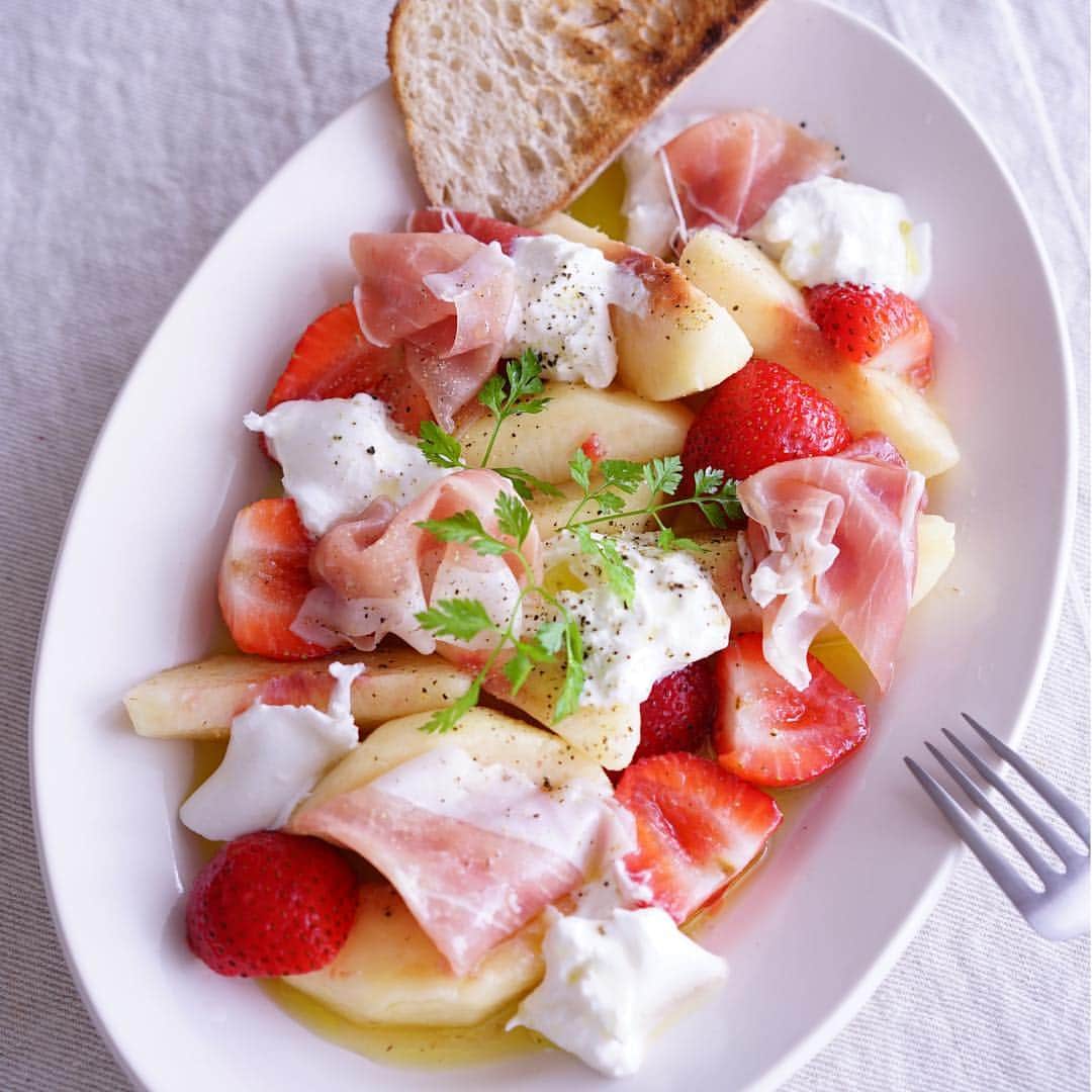 mamiのインスタグラム：「* ． Peach and mozzarella cheese 🍑🧀 ． 『 桃とモッツァレラのサラダ 』． ． ． 桃の季節に食べたくなるフルーツサラダ🥗． 苺と生ハム入り ． ． ． 今日も桃買って帰ろう🏃♩． ． ． ．」