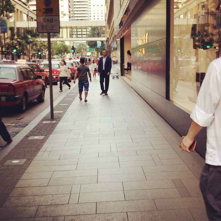 キム・ジソクのインスタグラム：「#홍콩첫날#형제의조우#형과우리스텝식구들의조우#멋지게대접해줌#땡쓰브로#돈많이많이벌어형^^😘」