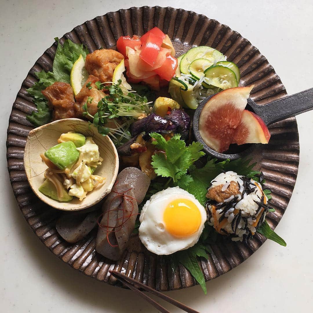 akoのインスタグラム：「Today's breakfast. ワンプレートで朝ごはん なぜか土曜日のような気がするけど 金曜日ですね 今日も良い日になりますように☺︎ * 手綱こんにゃく アボカドクリームチーズなめ茸 唐揚げのレモンマリネ トマトと新生姜の甘酢漬け和え ズッキーニとしらすのナムル 茄子と挽肉のぴり辛炒め ひじきむすび うずらの目玉焼きむすび いちじく」