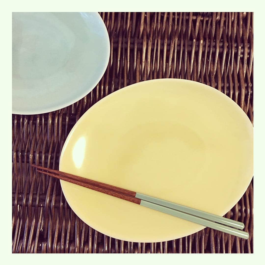 永瀬かおるさんのインスタグラム写真 - (永瀬かおるInstagram)「新しいお皿と箸◟̆◞̆୨୧˖ 君たち、私が作ったご飯を美味しく魅せてくださいね♡  #lifestyle #plate #yellow #mizuiro #chopsticks #cooking #japan #お皿 #箸 #新入り #お料理 #美味しいお皿 #グリーンが似合いそうなお皿 #きいろ #みずいろ」8月18日 11時37分 - nagase_kaoru