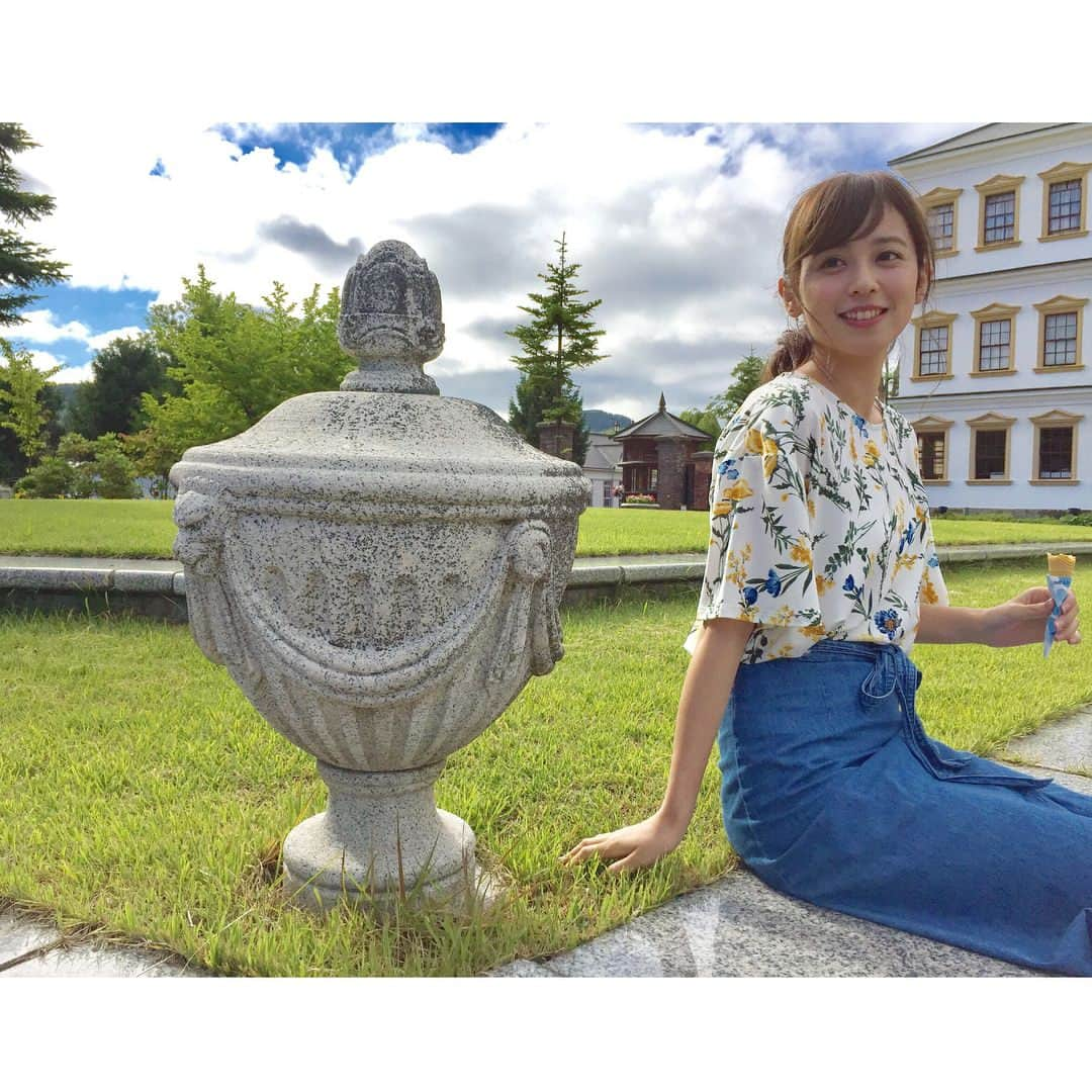 久慈暁子さんのインスタグラム写真 - (久慈暁子Instagram)「* 青空と芝生の緑が綺麗🌞🌿🌈 珍しい山ぶどうアイス片手に🍇🍨 * #青空 #山ぶどうアイス」8月18日 22時38分 - kuji_akiko