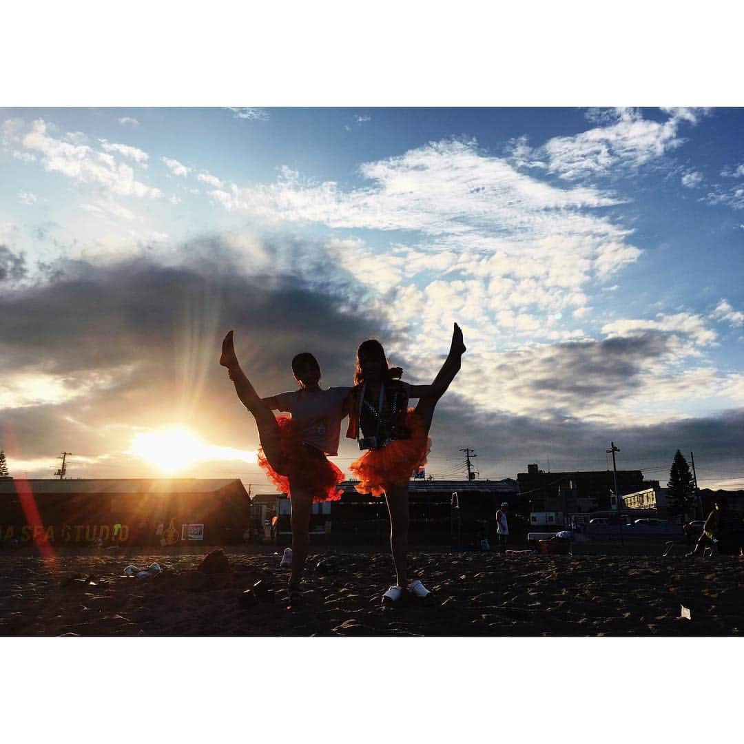 佐藤綾乃のインスタグラム：「お二人のY字バランスも素晴らしい！  #関根梓 #仙石みなみ #からだやわらかい」