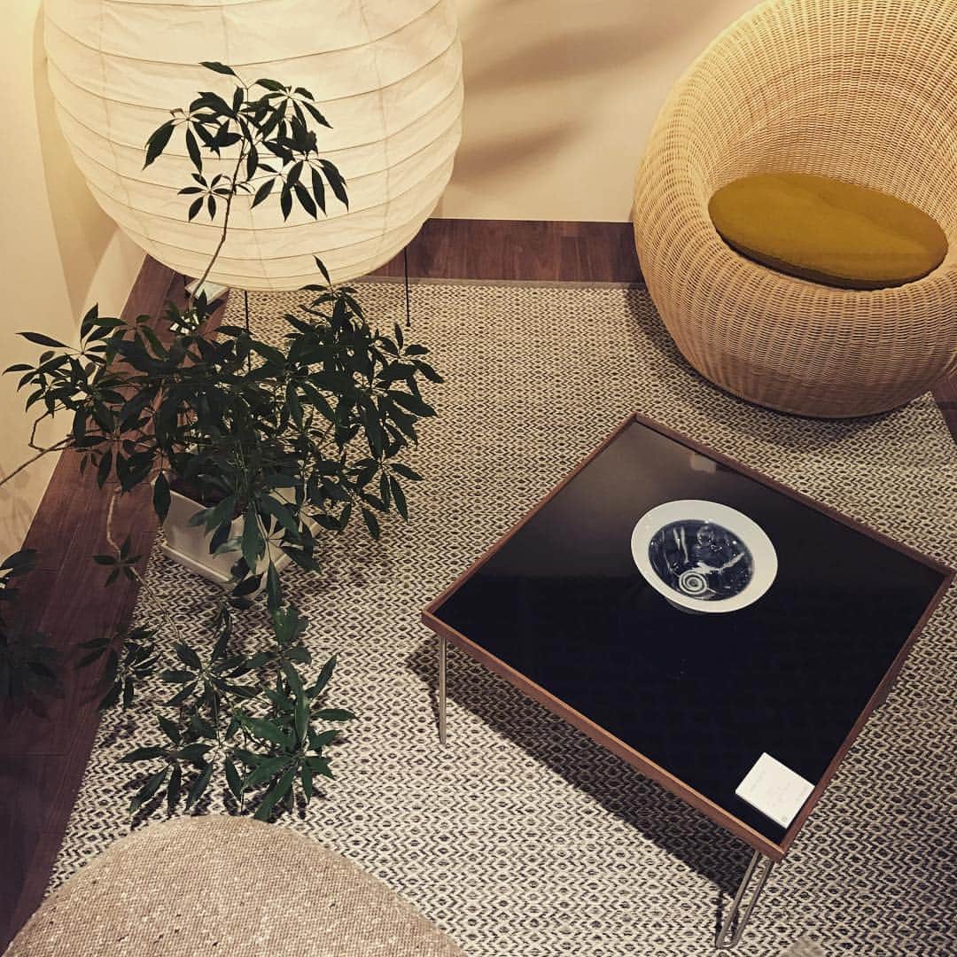 TABROOMのインスタグラム：「リビングデザインセンターOZONE の「暮らしのかたち」の一角。  #livingdesigncenterozone #ozone #nordicform #nipponform #にっぽんフォルム  #ノルディックフォルム #暮らしのかたち #家具 #北欧デザイン #北欧インテリア #北欧雑貨 #インテリア #モダンデザイン #nordicdesign #nordicinterior #akari #isamunoguchi #イサムノグチ #剣持勇 #kenmochiisamu」