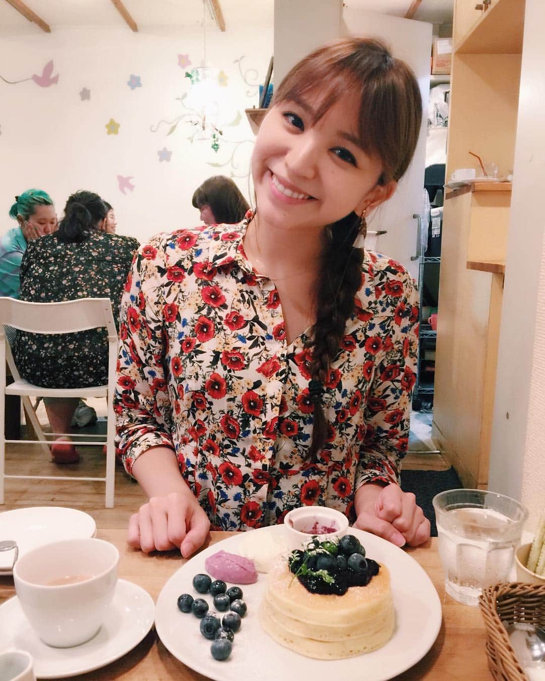 杉ありさのインスタグラム：「皆さんお元気ですかー？🌸 毎日どんよりお天気ですけど笑顔でテンション上げましょうね😇♬ って自分にも言ってる笑 #昨日久しぶりに髪型簡単にフィッシュボーンに #前髪作るとアレンジ楽しくなりますね #ああーまだまだ夏感じたいなぁ #最近のパンケーキ写真はいつも同じ友達が撮ってくれてる #いつの間にかパンケーキ巡り始まってる #happy #summer #lunch #food #sweets #pancakes #girls #girl #me #arisasugi #smile #instafood #instalike #instagood #instalove #love #fashion #ランチ #パンケーキ #杉ありさ」