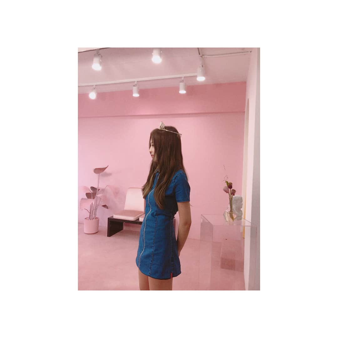 BLACKPINKさんのインスタグラム写真 - (BLACKPINKInstagram)「#BLACKPINK#JENNIE#BLINK#TODAYIMFEELINPINK#ANDALITTLE#PRINCESSY#나능냐#전기요정#웃으면#복이와요#EVERYBODYSMILE  다들 애기때 한번쯤 공주놀이 하자나요 저는 이날 처음 해봤습니다 💕 왕관 쓰고 씐이 나서 웃고있었어요  have a lovely day my blinks🙂 everybody dreams of being a princess for a day 👑 it was the closest day so far 💕」8月18日 15時55分 - blackpinkofficial