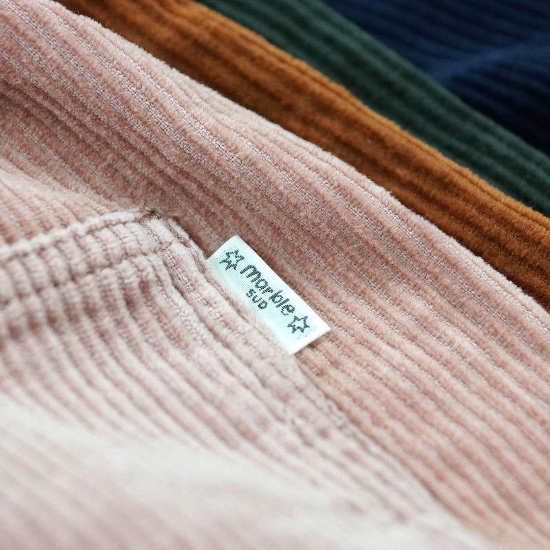 marbleSUD(マーブルシュッド) のインスタグラム：「秋冬の新作『太コーデュロイ WIDE PANTS』が入荷しました。昨年から引き続き人気のコーデュロイ。ベーシックなネイビーや、優しい印象のピンクなど全部で4色揃ってます^_^ #marblesud #マーブルシュッド #新作 #コーデュロイ #ワイドパンツ #秋色 #marblesud17FW」
