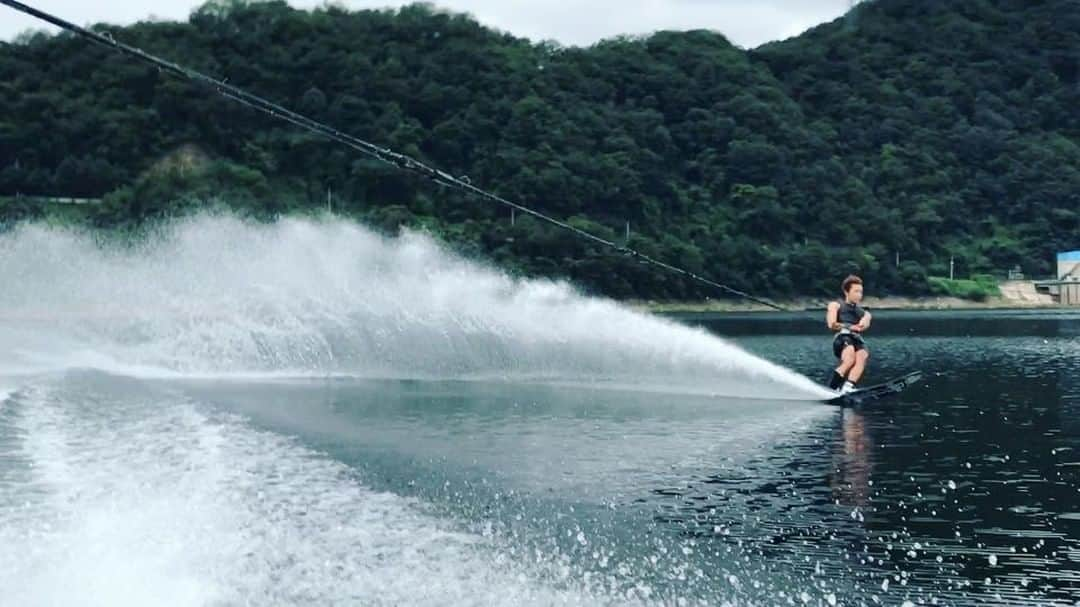 ソンヨルのインスタグラム：「바인딩바꾸고 적응중 해도해도어렵다ㅠㅠ 이번엔 흰얼굴 아녜용 언제나 안전이최고 #투명썬블럭 ㅋㅋ #waterski #원스키#리플렉스바인딩구디플레이트조합#수상레져」