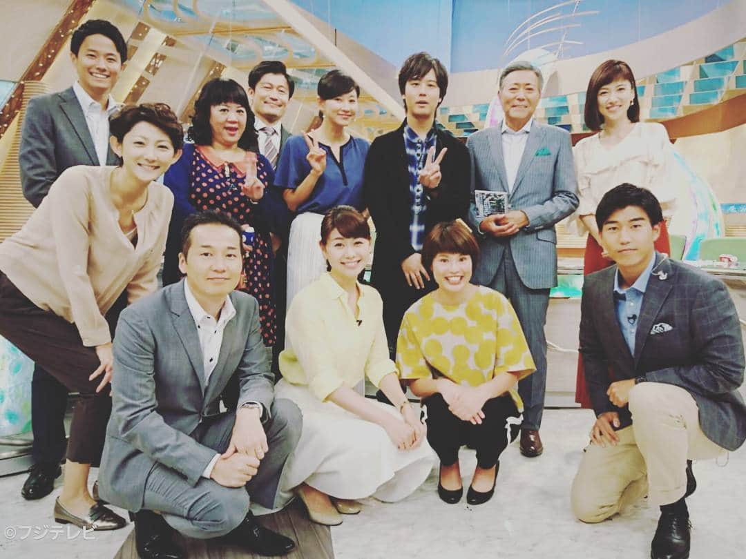 フジテレビ「とくダネ！」のインスタグラム：「スタジオで名曲「さよならの向う側」を歌ってくれた三浦祐太朗さんがはにかみピース!(^^)! ちなみに三浦さんのお母さんは、あの山口百恵さんです☆ また来週、#朝8時からテレビの前でお会いしましょう♪  #三浦祐太朗 #小倉智昭 #菊川怜 #梅津弥英子 #森本さやか #山中章子 #内野泰輔 #黒瀬翔生(くろせ・しょうい)#田中良幸 #阿部悦子 #山田俊浩 #中瀬ゆかり #とくダネ大喜利 #大喜利 #とくダネコーデ #ファッション #コーディネート #今日のコーデ #アナウンサー #新人 #リポーター #コメンテーター #2017 #8月18日 #金曜日 #とくダネ #tokudane #フジテレビ #fujitv 170818」