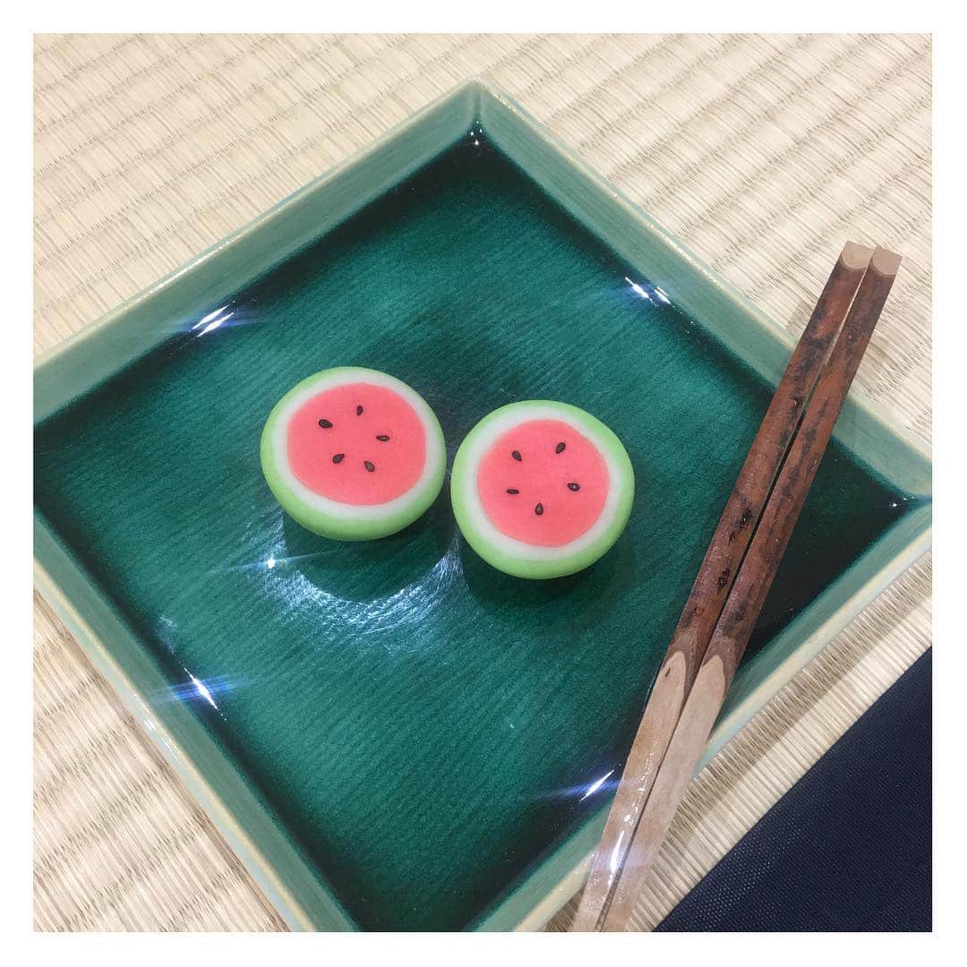 永瀬かおるさんのインスタグラム写真 - (永瀬かおるInstagram)「今日のお稽古は可愛いスイカのお菓子でした🍉🍵 ちなみに種は黒ゴマだった🤣  #japaneseculture #watermelon #sado #ocha #sweets #japanesesweets #summer #茶道 #日本 #スイカ #🍉 #裏千家茶道 #和菓子 #ニュートラルはんなり部 #可愛い #お点前 #お稽古 #お菓子 #和の心 #駆け抜けた本日の最後は茶道で締めくくる #お疲れ様さまでした」8月18日 20時37分 - nagase_kaoru