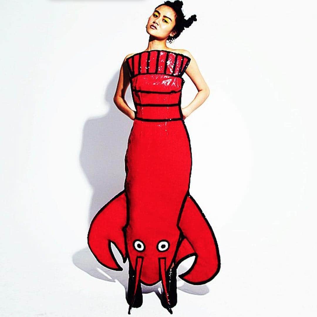 ロドニクのインスタグラム：「💥Sequin Lobster Mania 🍤🎨 Artist @johnyuyi 🔥🔥🔥 in @therodnikband #lobsterdress 💥💥💥 #lobsters #therodnikband #rodnik #rodnikband #popfashion #popartlife #poplife #surrealistfashion #wearableart 💥🚀🚀🚀」