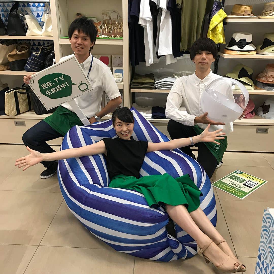 山口真奈さんのインスタグラム写真 - (山口真奈Instagram)「先週は8/11山の日のかごしま4東急ハンズからの生中継、そして8/12のズバッと鹿児島MCを担当しました！  久しぶりの東急ハンズ中継楽しかったです( ^ω^ )また。以前担当していた頃のお世話になったお2人と一緒に写真を撮りました✨気が付いたらwithBポーズをして下さってました笑  明日のズバッ@RADIO青だよ！たくちゃん！テーマは「集」です！よろしくお願いします🎶  #鹿児島 #ラジオ #テレビ #mbc #mbcラジオ #mbcテレビ #青たく #かごしま4 #土ズバ #ズバッと鹿児島 #東急ハンズ #中継 #スタジオ #mc #ブルゾンちえみ さん#withB #ビーチソファ #ビーチボール #ビーチグッズ #アナウンサー #山口真奈」8月18日 21時09分 - manayamaguchi0417