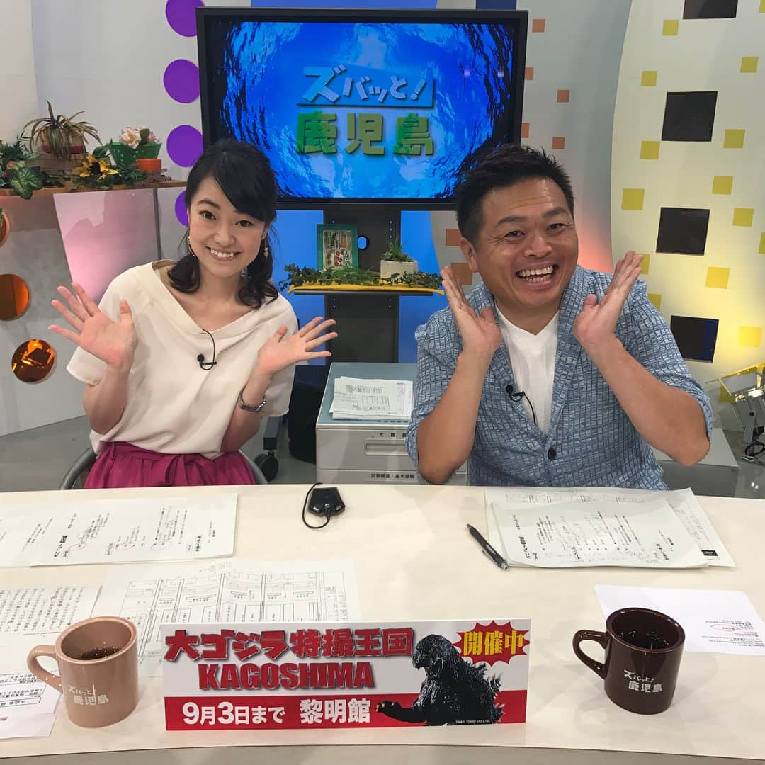 山口真奈さんのインスタグラム写真 - (山口真奈Instagram)「先週は8/11山の日のかごしま4東急ハンズからの生中継、そして8/12のズバッと鹿児島MCを担当しました！  久しぶりの東急ハンズ中継楽しかったです( ^ω^ )また。以前担当していた頃のお世話になったお2人と一緒に写真を撮りました✨気が付いたらwithBポーズをして下さってました笑  明日のズバッ@RADIO青だよ！たくちゃん！テーマは「集」です！よろしくお願いします🎶  #鹿児島 #ラジオ #テレビ #mbc #mbcラジオ #mbcテレビ #青たく #かごしま4 #土ズバ #ズバッと鹿児島 #東急ハンズ #中継 #スタジオ #mc #ブルゾンちえみ さん#withB #ビーチソファ #ビーチボール #ビーチグッズ #アナウンサー #山口真奈」8月18日 21時09分 - manayamaguchi0417