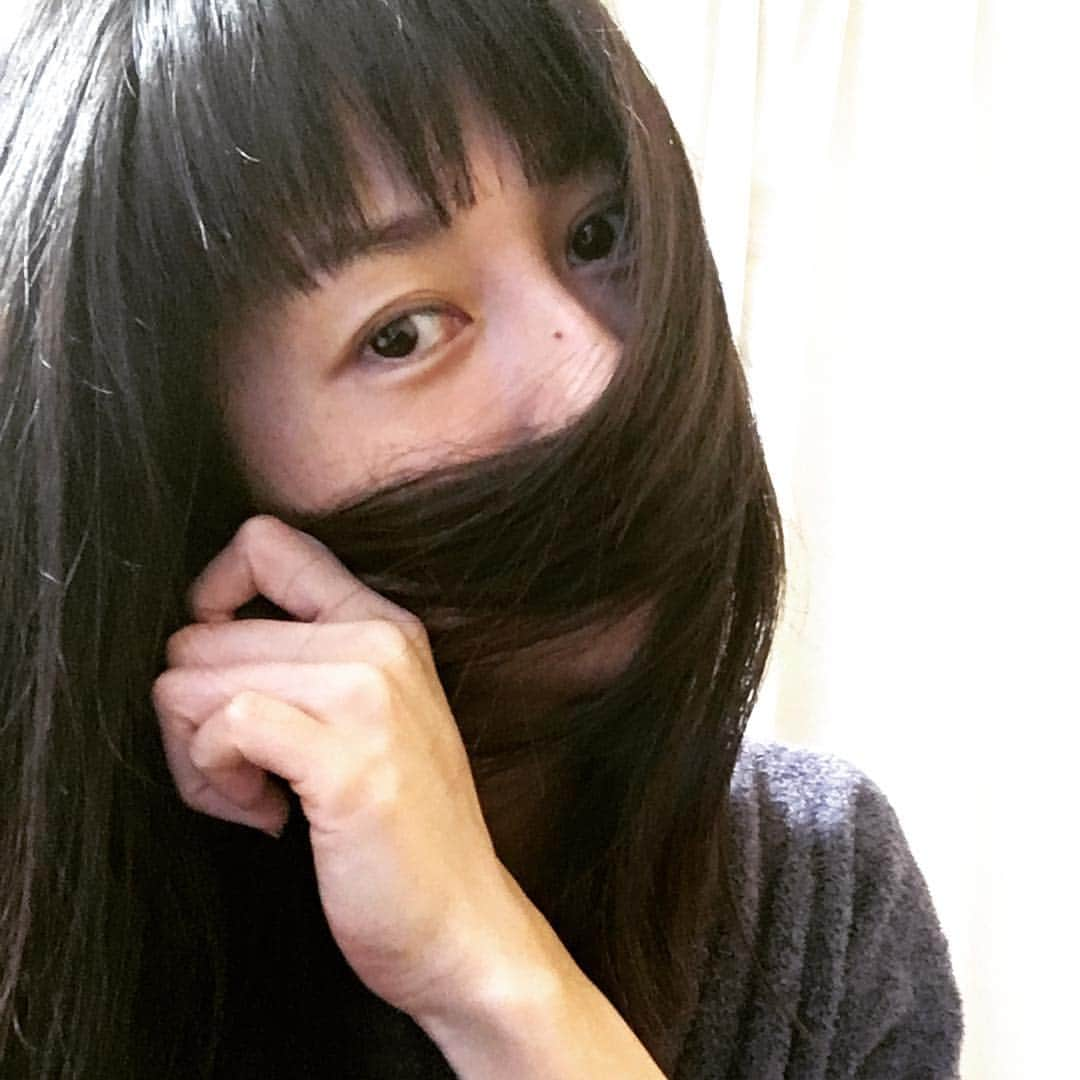 松室麻衣のインスタグラム：「髪を切った。  #前髪#本当はショートにしたい#ドライヤーの時間は短縮#息子にエネルギーを吸い取られた昨日？#切り替えて」