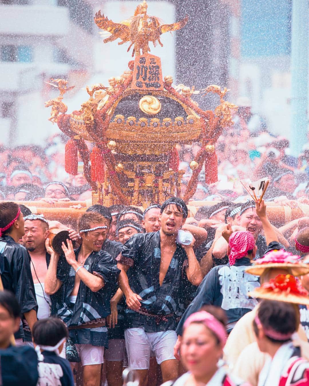 Ari Keitaのインスタグラム：「Tokyo Festival🕺🌊🕺🌊🕺🌊 . . . . . #japan #tokyo #matsuri #eitaibashi #japanesefestival #festival #深川八幡祭り #富岡八幡宮例大祭 #富岡八幡宮例祭 #江戸三大祭 #水掛け祭 #summer #explorejapan #exploretokyo #tokyostreet #tokyobridge #realtokyo #truetokyo #photooftheday #picoftheday #instagram #instagramjapan #tokyocameraclub #東京カメラ部 #東京 #東京23区 #hypebeast #streetphotography #documentaryphotography #thecoolmagazine」