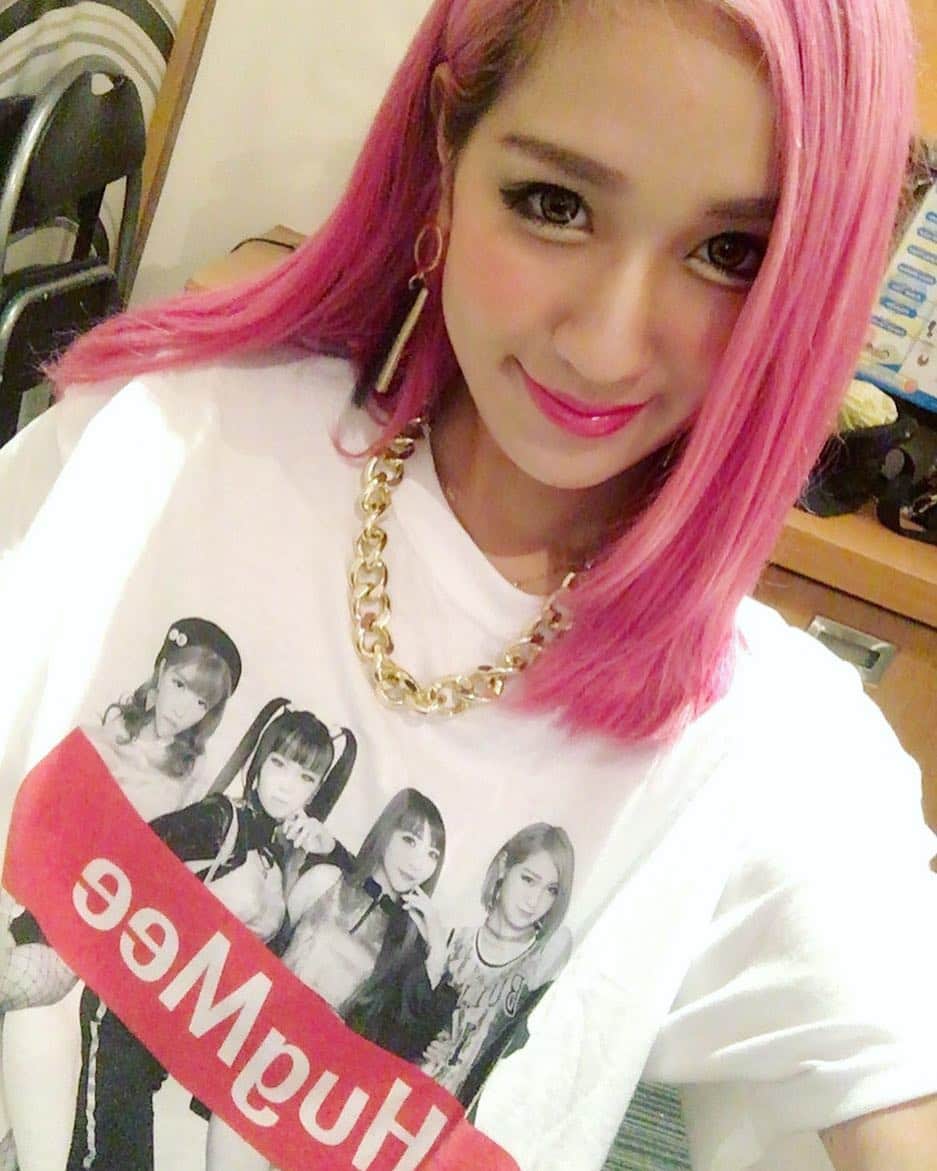 のインスタグラム：「きのうはHugMeeライブ in代アニLiveステーション、無事に終わりました❤️ 実はプリントが拡大されたハグミーTシャツが新しくできましたの🙌💗💗 昨日も暖かいお客様にたくさん元気をいただきましたー✨次回のライブは8/25(金) #伊勢丹松戸店 です🙆 9月のライブスケジュールも近々発表させていただきますね😘  そして今日は！！！！これから大阪へ移動します😆🚝 今夜は心斎橋のクラブJouleで、女の子だけの泡パーティー #ティプシー にダンサー出演させていただきます👯💋💋 大阪のかわいこちゃん達、今夜お会いしましょーーー😍👭👩‍❤️‍👩 #シンセレ #HugMee #ダンスボーカル #ガールズグループ #girlsgroup #dancer #ハグミー #大阪joule #大阪ティプシー #instagood #pinkhair」
