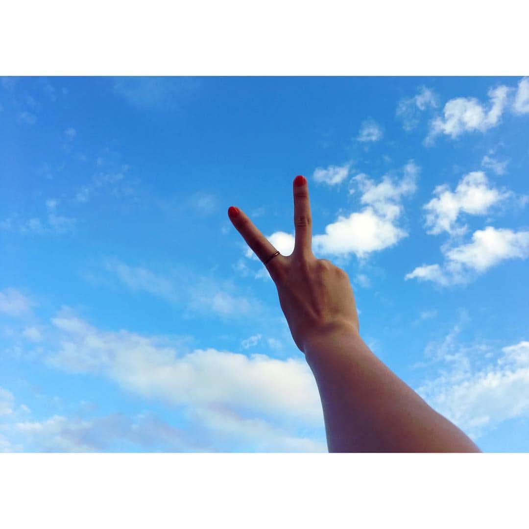 佐藤綾乃のインスタグラム：「gm☀︎ 今日天気急変するんだって！ 気をつけてね！！ そんな私は傘忘れた♡」