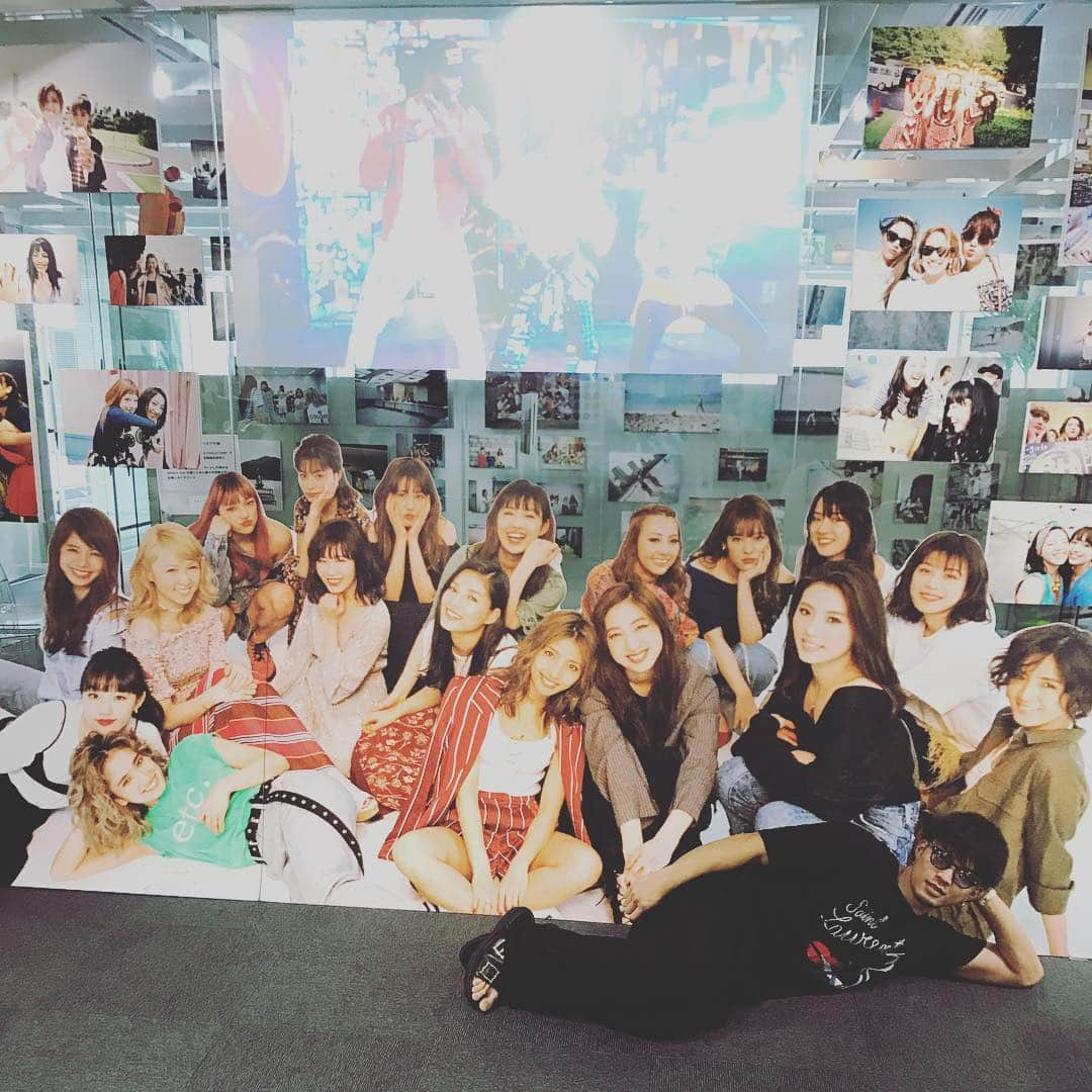 中務裕太さんのインスタグラム写真 - (中務裕太Instagram)「龍友くんはどこでしょう 👩🏼👩🏼👩🏼👴🏽👩🏼👩🏼👩🏼 #フォトバイアヤ展 #EG #フォトバイユタ #👩🏼 #👴🏽 #龍友くん #ごめんけど #全然馴染めてないで #YURINOちゃんの #シンメ？ #スダンナカズユリー #違うか #EGの皆さん #失礼しました #😂」8月19日 10時21分 - yuta_nakatsuka_official