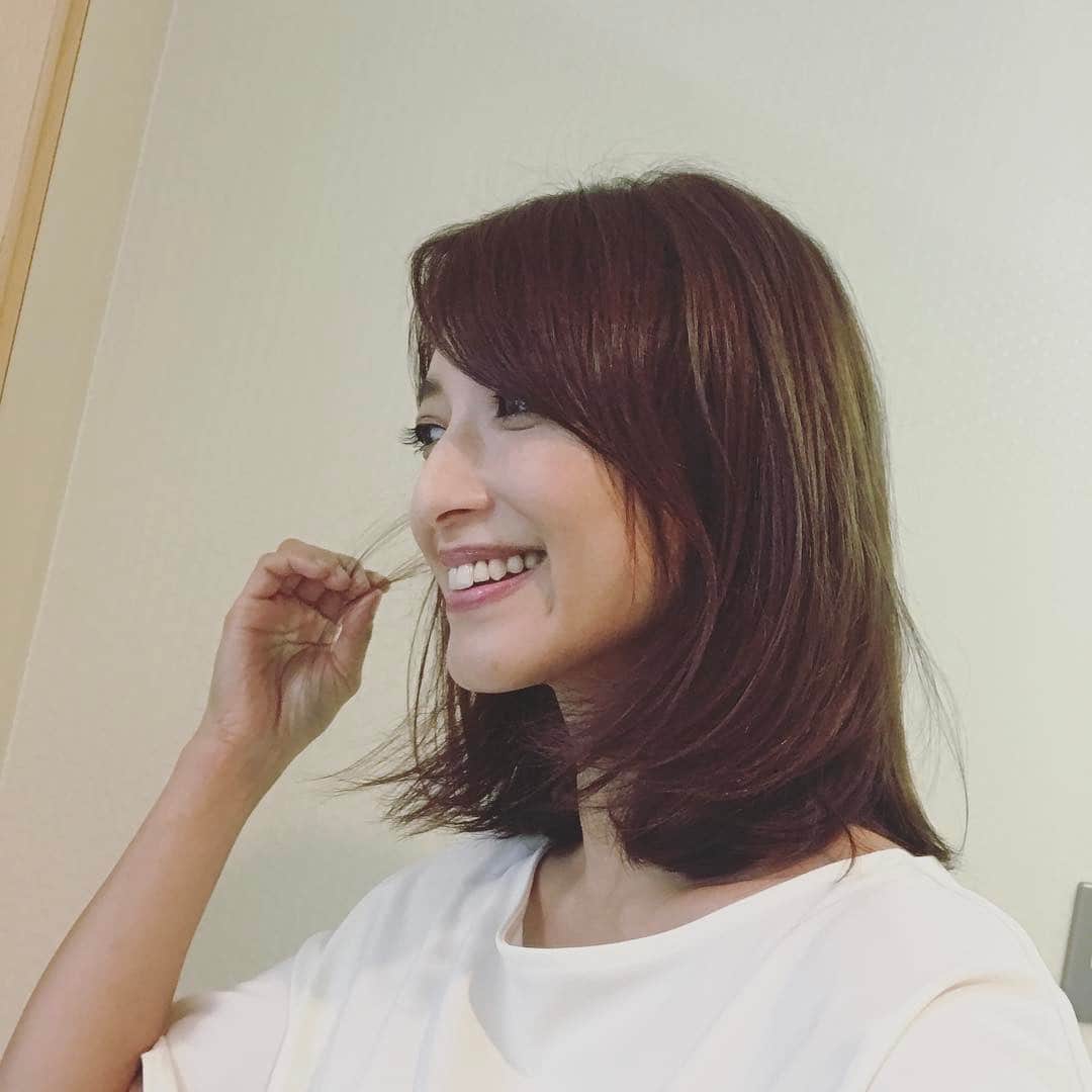 望月理恵さんのインスタグラム写真 - (望月理恵Instagram)「髪、切った？とみんなに言われました。 切って2週間〜♪ #望月理恵#ズムサタ」8月19日 10時44分 - mochiee28