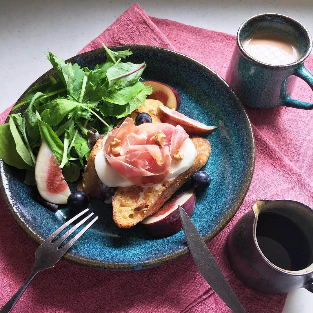 akoのインスタグラム：「Today's breakfast. おそようございます シュクレクールのバゲットで フレンチトーストの朝ごパン この前pathで食べたダッチパンケーキが美味しかったので、生ハムとモッツァレラチーズをのせて真似っこ みなさま楽しい土曜日を☺︎」