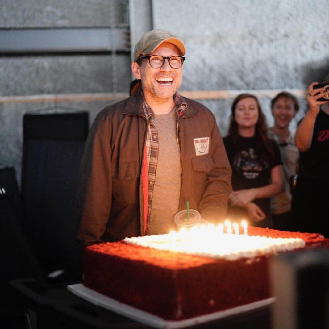 クリスチャン・スレーターのインスタグラム：「So lucky to get to celebrate my birthday with my work family @samesmail @carlychaikin @portiadd @ramimalek @whoismrrobot and to my wife I love you and thank you for sending me a red velvet cake!! My favorite! #48」