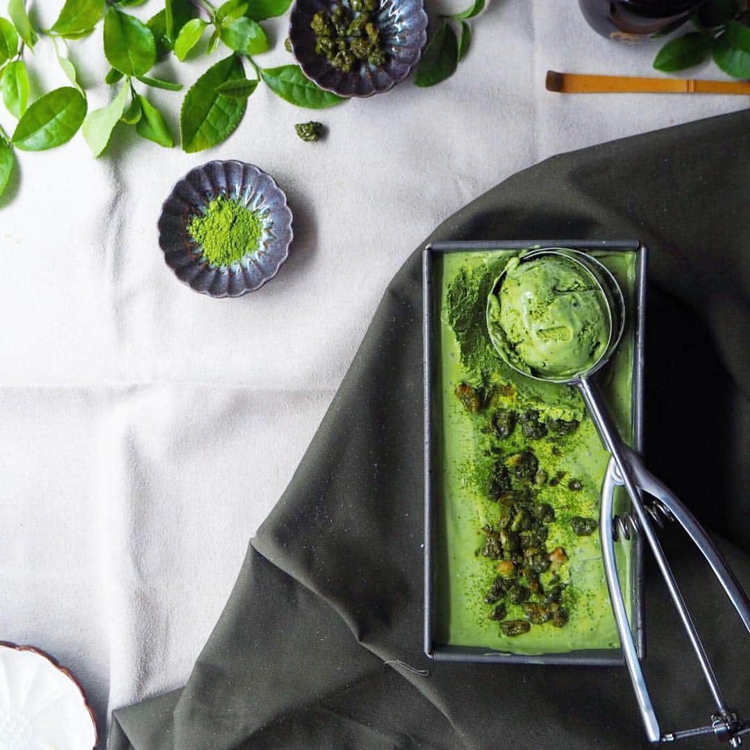 Mikaのインスタグラム：「Homemade ice cream.  今日のおやつ 抹茶アイス大好きな娘さんのために。 抹茶たっぷりアイスクリーム トッピングも第三世界ショップの緑茶くるみをたーくさん😋  口の周りに緑のお髭つけながら沢山食べてくれました。」