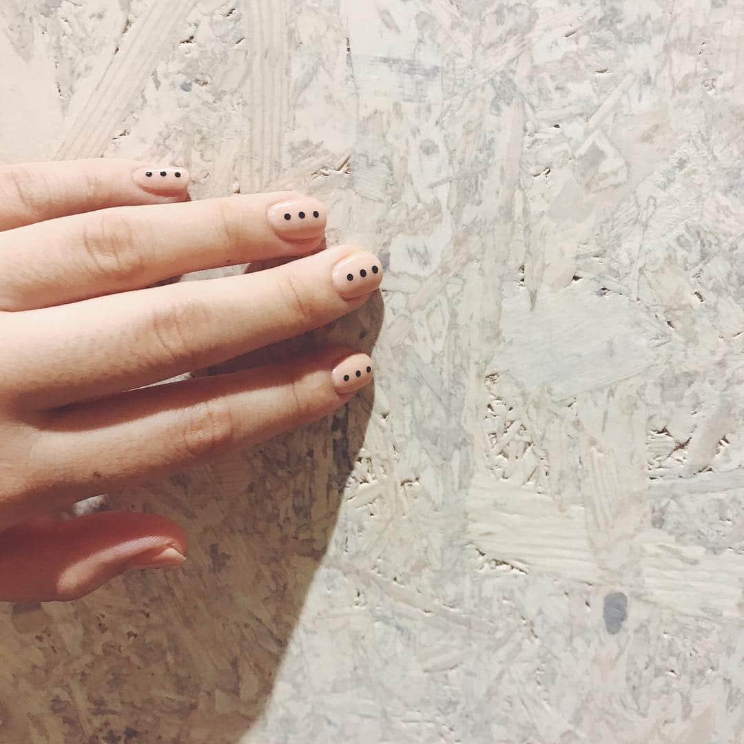 古屋美咲さんのインスタグラム写真 - (古屋美咲Instagram)「またまたベージュベース🥜→(@flowers_ayako ) #rmf_nails」8月19日 12時09分 - furuyamisaki_