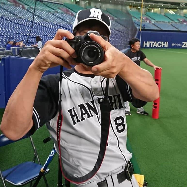 阪神タイガースさんのインスタグラム写真 - (阪神タイガースInstagram)「今日のアップ前、スタンバイをしていたら…矢野コーチに「カメラ貸してみぃ！」と奪われ… #阪神タイガース #矢野燿大 コーチ  #平田コーチを激写 📷✨ #後ろ姿 を #撮影したら #なに撮ってんねん！撮ったるわ！ と #撮影返しされました」8月19日 14時16分 - hanshintigers_official