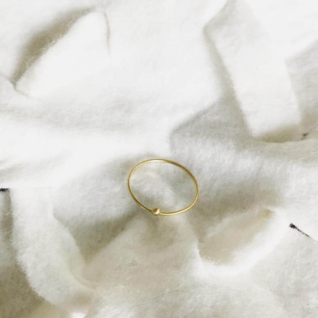 早坂香須子さんのインスタグラム写真 - (早坂香須子Instagram)「gold orb ring by HINA HIMUKA @hinahimuka  ヒナちゃんのジュエリーは、原美術館のミュージアムショップで出逢えます。 #ジュエリー #jewelry #hinahimuka  #原美術館」8月19日 15時38分 - kazukovalentine