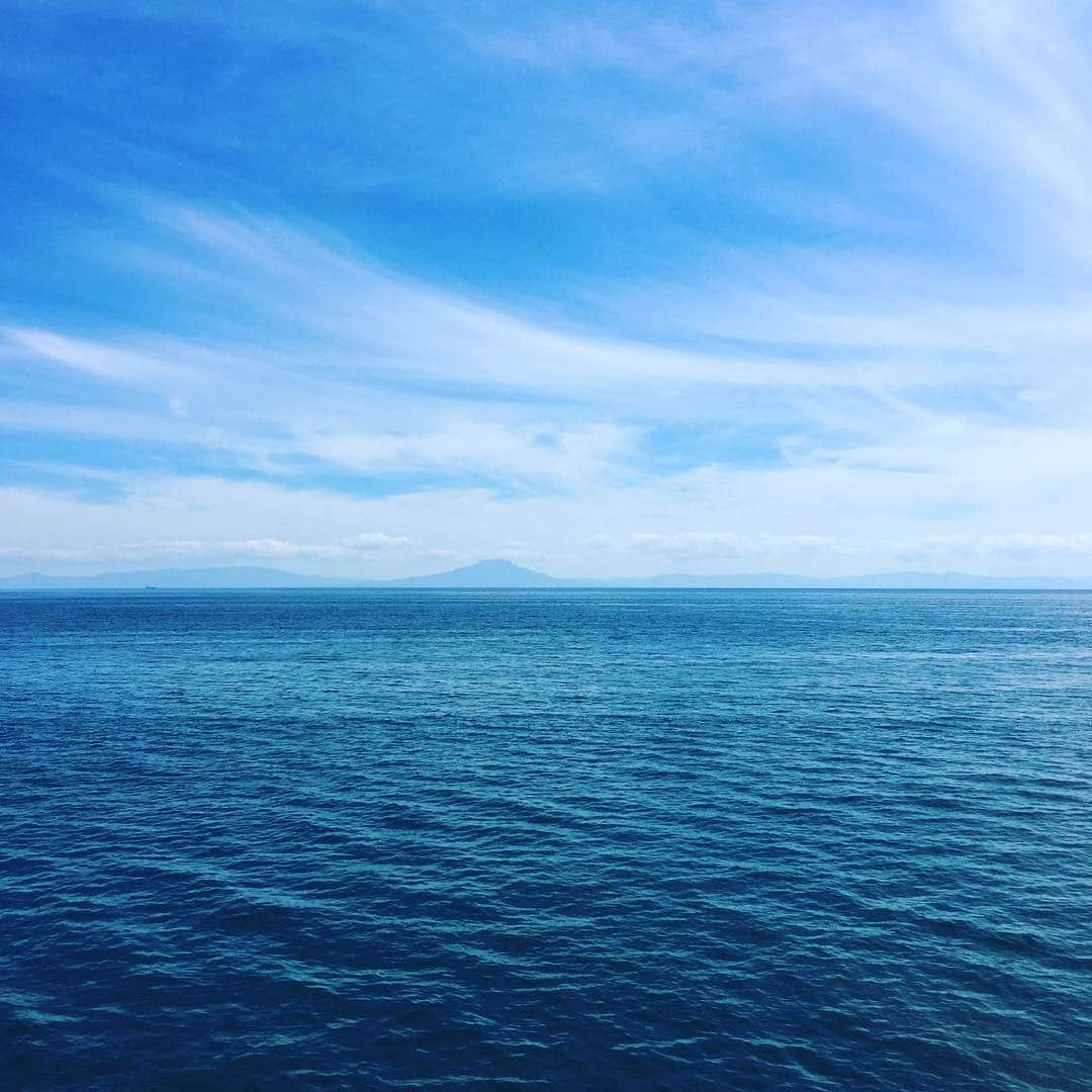 とよた真帆さんのインスタグラム写真 - (とよた真帆Instagram)「そして皆んなを伊達漁港まで案内😃あちらに見えるのが函館！  #今日は #天気 が#良くて#最高#爽やかな#風#あちらが#函館#良く見える ね〜#風間トオル さん#吉田大輝 くん#安奈ゆかり ちゃん#皆んなで#良く歩いた #sea #北海道#hokkaido #happy #love #walking」7月26日 23時20分 - maho_toyota