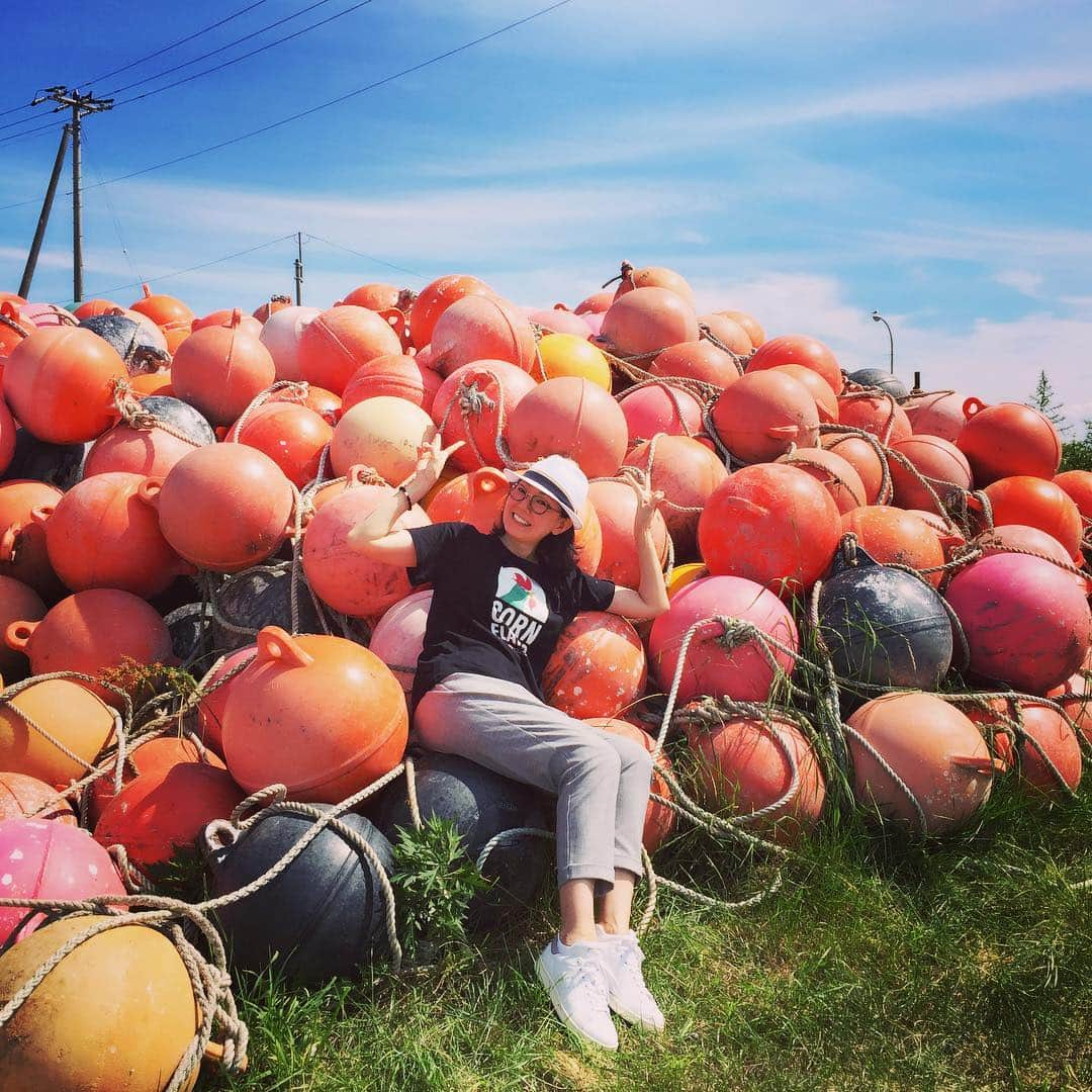 とよた真帆さんのインスタグラム写真 - (とよた真帆Instagram)「私とブイ（笑）  #北海道#伊達漁港#皆んな#何で#私が#ブイブイと#騒いで いるか#不思議 がってます#でしょうねー #私にだって #分からない んですもん#だって#これって #恋 みたいなもんでしょ？#理由 はないのよ、#ただ#何故か #好き なのよ#happy #sea #love #likes #v」7月26日 23時31分 - maho_toyota