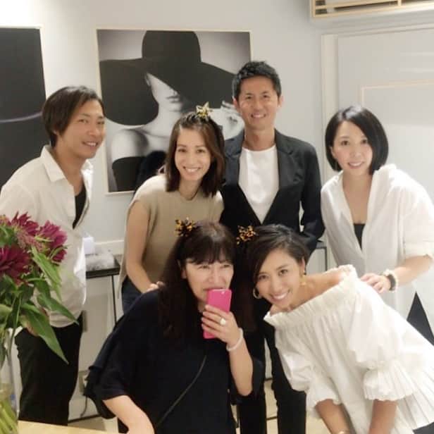 佐藤弥生さんのインスタグラム写真 - (佐藤弥生Instagram)「STELLA HOLLYWOODの展示会へ パワーストーンを使ったピアス ヘアアクセ ファーの鞄も可愛いかった♪ 皆で今大人気の「スターバンス」を付けて❤︎ 久しぶりに皆に会えて嬉しかった♪ ヘアメイクの森さんとのコラボクリップはカモフラージュをchoice✨ #stellarhollywood#powerstone#hairaccessories#ステラハリウッド#スターバンス#使い方色々#ヘアアクセ#星#star#いくつになっても女は星に弱い#アラフォーファッション#fashion#japan」7月26日 17時14分 - yayoyayo_s