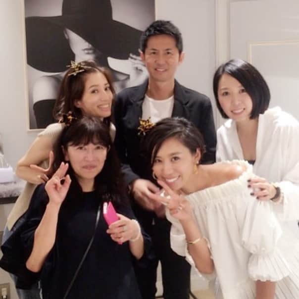 佐藤弥生さんのインスタグラム写真 - (佐藤弥生Instagram)「STELLA HOLLYWOODの展示会へ パワーストーンを使ったピアス ヘアアクセ ファーの鞄も可愛いかった♪ 皆で今大人気の「スターバンス」を付けて❤︎ 久しぶりに皆に会えて嬉しかった♪ ヘアメイクの森さんとのコラボクリップはカモフラージュをchoice✨ #stellarhollywood#powerstone#hairaccessories#ステラハリウッド#スターバンス#使い方色々#ヘアアクセ#星#star#いくつになっても女は星に弱い#アラフォーファッション#fashion#japan」7月26日 17時14分 - yayoyayo_s