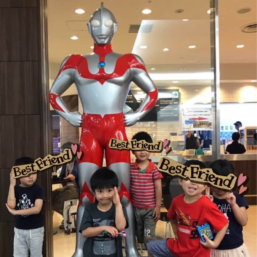 山田まりやさんのインスタグラム写真 - (山田まりやInstagram)「#ムネくん 初めて大親友くんのお家へ#お泊まりからの#ウルトラマンフェスティバル へ❣️ #ママ が旅公演でお家を離れて今日で5日目、、、 今まで3日しか離れた事がないので💦  4日目の朝にはFaceTimeで「ママに会いたい！」と泣かれてしまいました😭💦 約2ヶ月近く前から旅公演中のムネくんの心のケアを心配して 相談を聞いてもらっていたムネくんの大親友くんのママさんが、 「ムネくんうちにお泊まりしにおいでよ！」と有難過ぎるイベントを企画して下さいました❣️🤣🎉💓✨ #パパ も今日が舞台初日なので凄く凄く助かりました😭✨✨✨ #昨日の夜は幼稚園の仲良しのお友達5人でご飯をご馳走になり😋✨ #みんなでワイワイとお風呂に入れていただき♨️✨ #3人で仲良くお寝んねして😴✨ #再びみんなで集合して#ウルトラマンフェスティバル2017 へ‼️✨✨✨ その後お茶して再び大親友くんのお家にお邪魔させていただき パパの舞台が終わってお迎えに上がれる22時までお世話になります🤣‼️✨✨✨ 送って下さる沢山の写真からは ムネくんが大満喫させていただいている様子が伺えて本当に本当に有難き幸せでございます😂😍💓✨✨✨」7月26日 17時41分 - mariya.yamada
