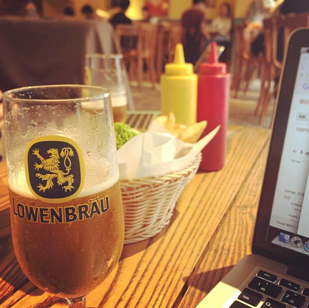 R!Nのインスタグラム：「昼間のビール . .  フリーランスで働いてる特権 一仕事終えたらビールが昼間から飲める🍻 . といいつつ フリーランスで働いてる以上 休みはあるようでないに等しい . 締め切りに追われながら 作業したフレッシュネス よいお時間でございました。 . . #beer #ビール #🍺 #昼間から #美味すぎる #昼間からビール #macbookpro #mac #freelance #フリーランス #singer #singersongwriter #vocalist #music #artist #freshness #burger #バーガー #チーズ #マスト #work #with #beerstagram #instapic #instadaily #like4like #followme」