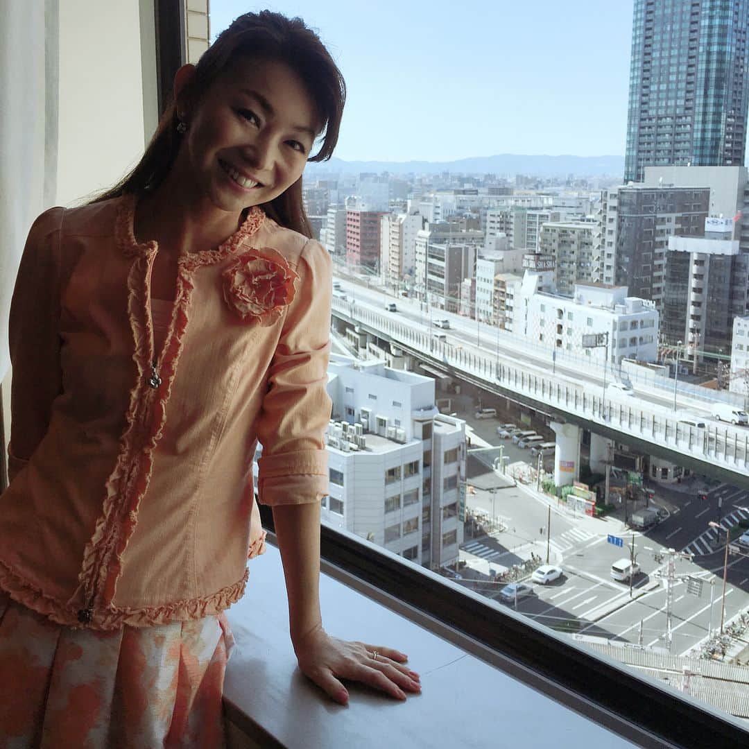 荒生暁子さんのインスタグラム写真 - (荒生暁子Instagram)「LA→成田→大阪泊でそのままお仕事。 伊丹空港の大阪市街を通る着陸が大好き♡ 大阪の熱帯夜にびっくり。 梅田のぴちょんくん温度計29度。 朝からエージェントの電話で起きるなど 時差ボケと闘い中。 今夜ようやく広島に帰ります。 #ホテル阪神#伊丹空港#大阪#エムズグレイシー」7月26日 18時31分 - akikoarao0904
