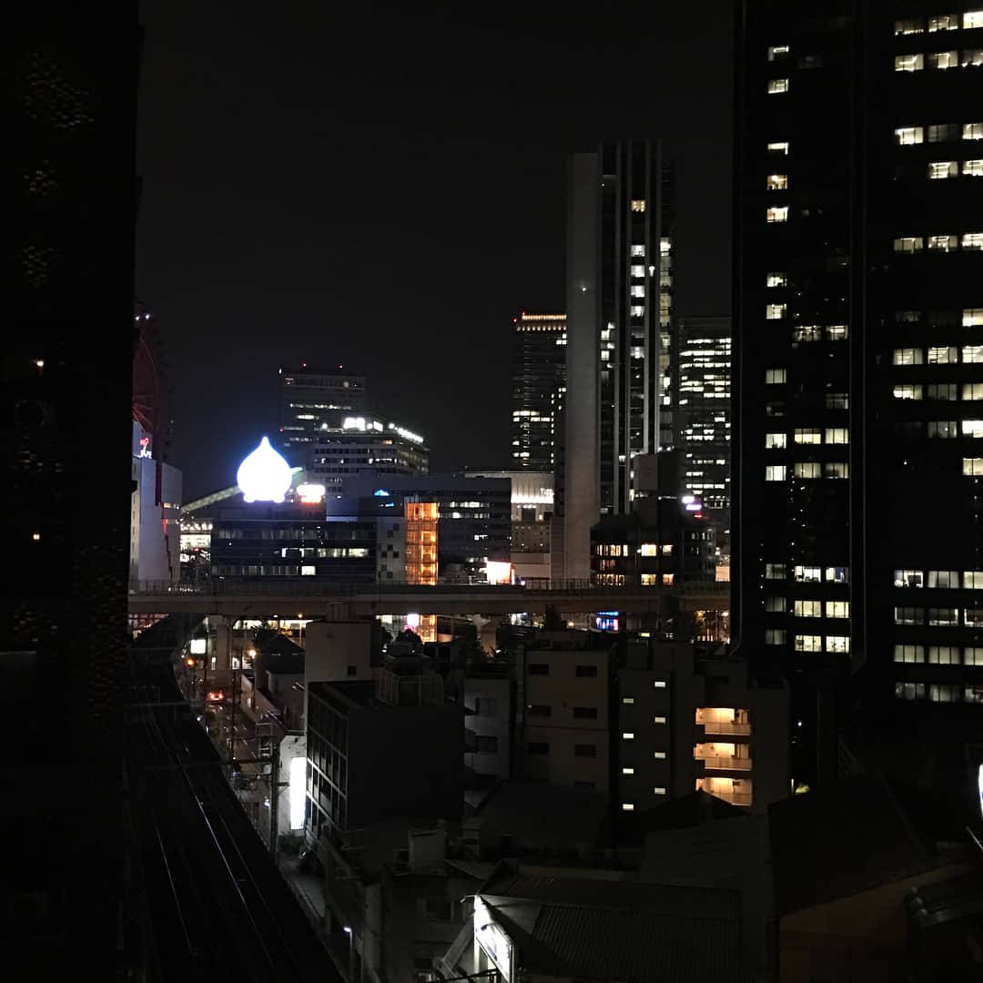荒生暁子さんのインスタグラム写真 - (荒生暁子Instagram)「LA→成田→大阪泊でそのままお仕事。 伊丹空港の大阪市街を通る着陸が大好き♡ 大阪の熱帯夜にびっくり。 梅田のぴちょんくん温度計29度。 朝からエージェントの電話で起きるなど 時差ボケと闘い中。 今夜ようやく広島に帰ります。 #ホテル阪神#伊丹空港#大阪#エムズグレイシー」7月26日 18時31分 - akikoarao0904