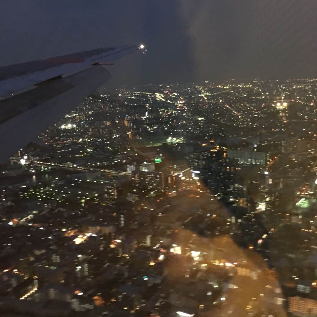 荒生暁子さんのインスタグラム写真 - (荒生暁子Instagram)「LA→成田→大阪泊でそのままお仕事。 伊丹空港の大阪市街を通る着陸が大好き♡ 大阪の熱帯夜にびっくり。 梅田のぴちょんくん温度計29度。 朝からエージェントの電話で起きるなど 時差ボケと闘い中。 今夜ようやく広島に帰ります。 #ホテル阪神#伊丹空港#大阪#エムズグレイシー」7月26日 18時31分 - akikoarao0904